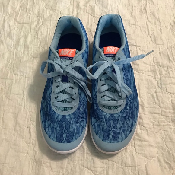 Nike Shoes - Nike Flex Experience RN 5 size 9